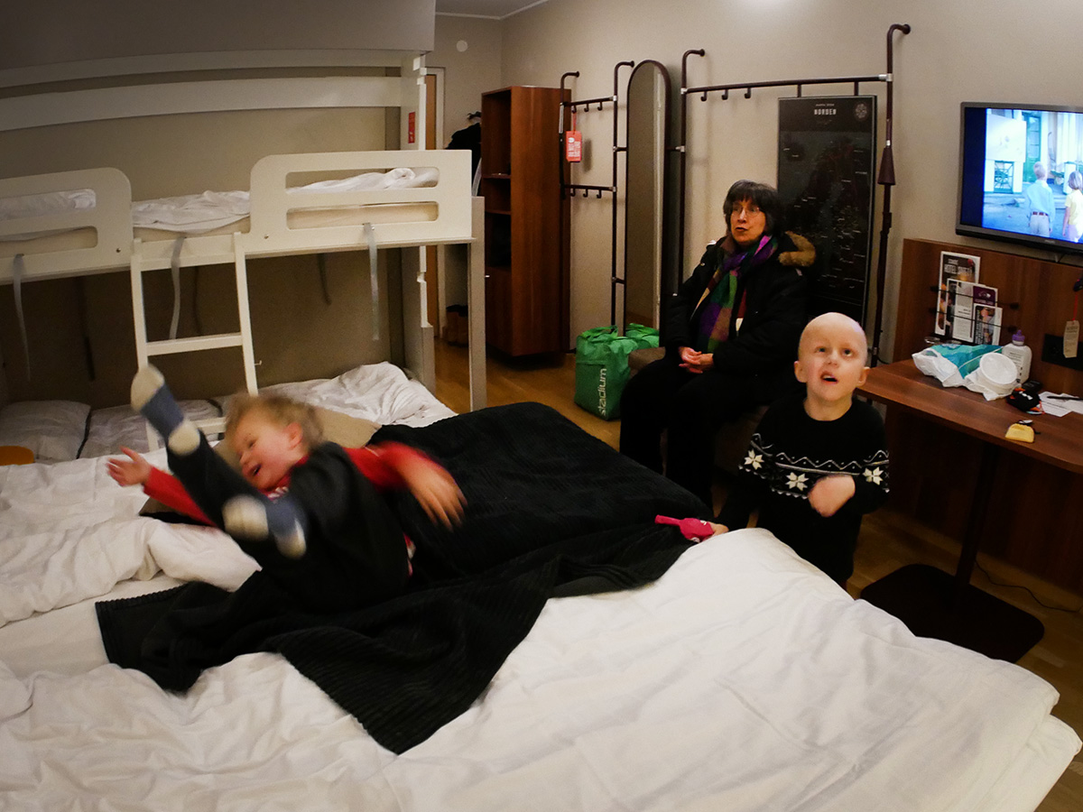 Lek på hotellrummet