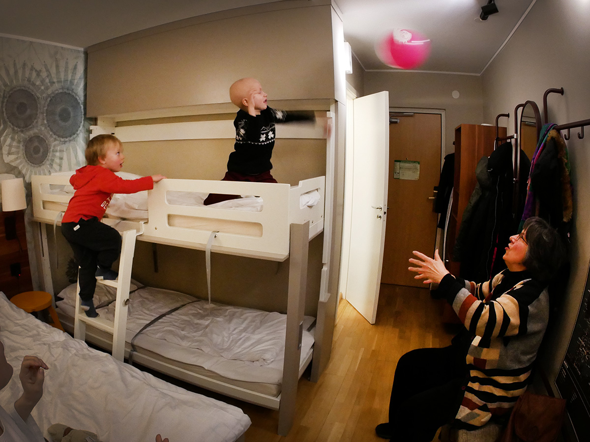 Lek med en ballong på hotellrummet