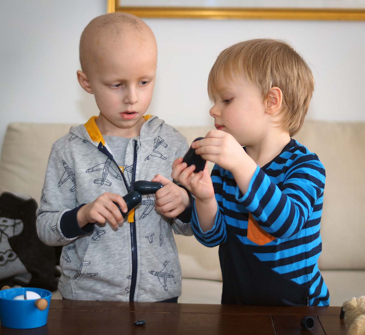 Elis och Folke leker i vardagsrummet