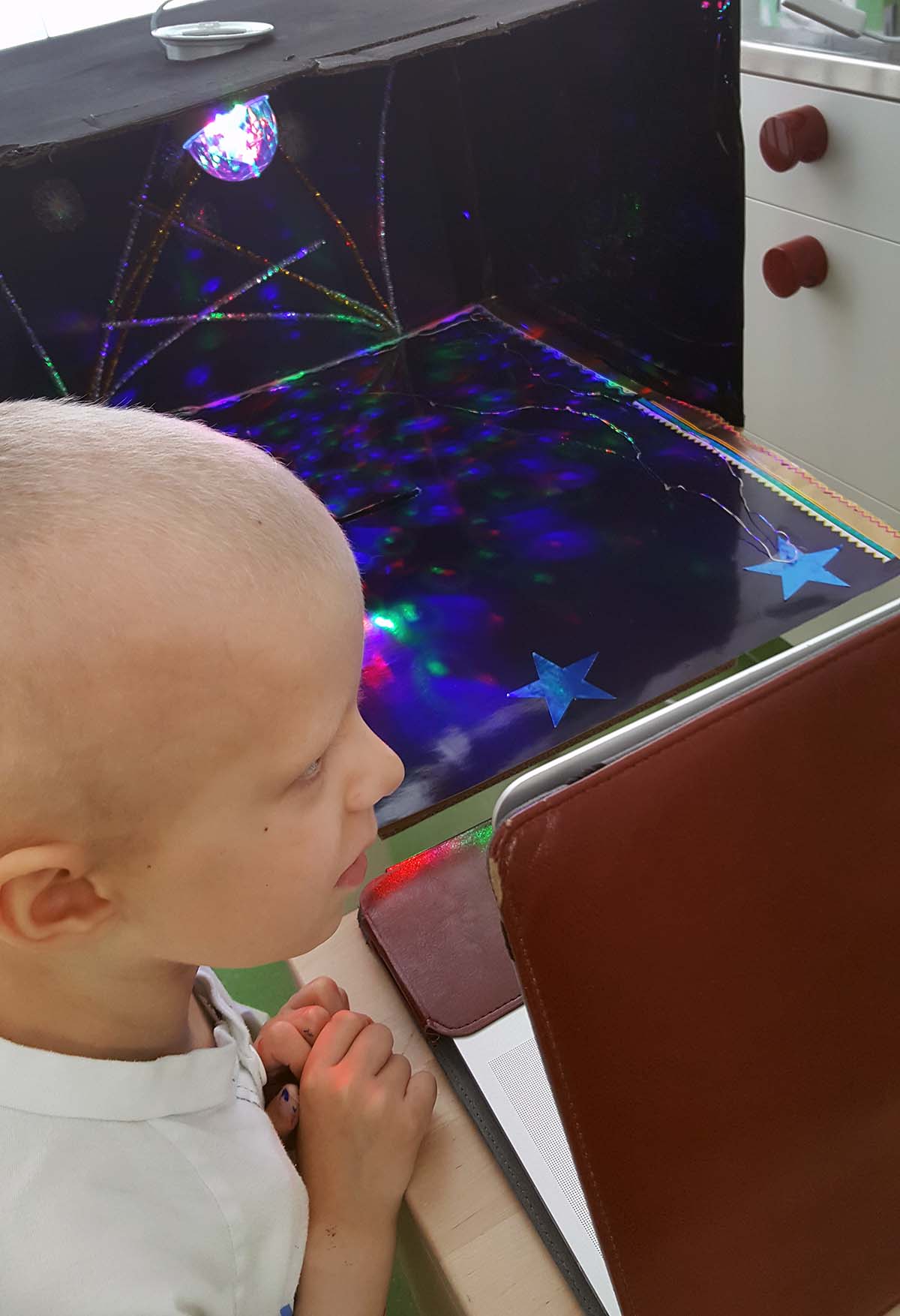 Elis spelar in en musikvideo till sin låt