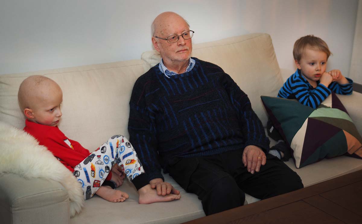 Elis, farfar och Folke i tv-soffan