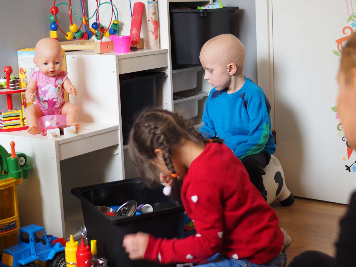 Elis leker med sin kompis från grannhuset