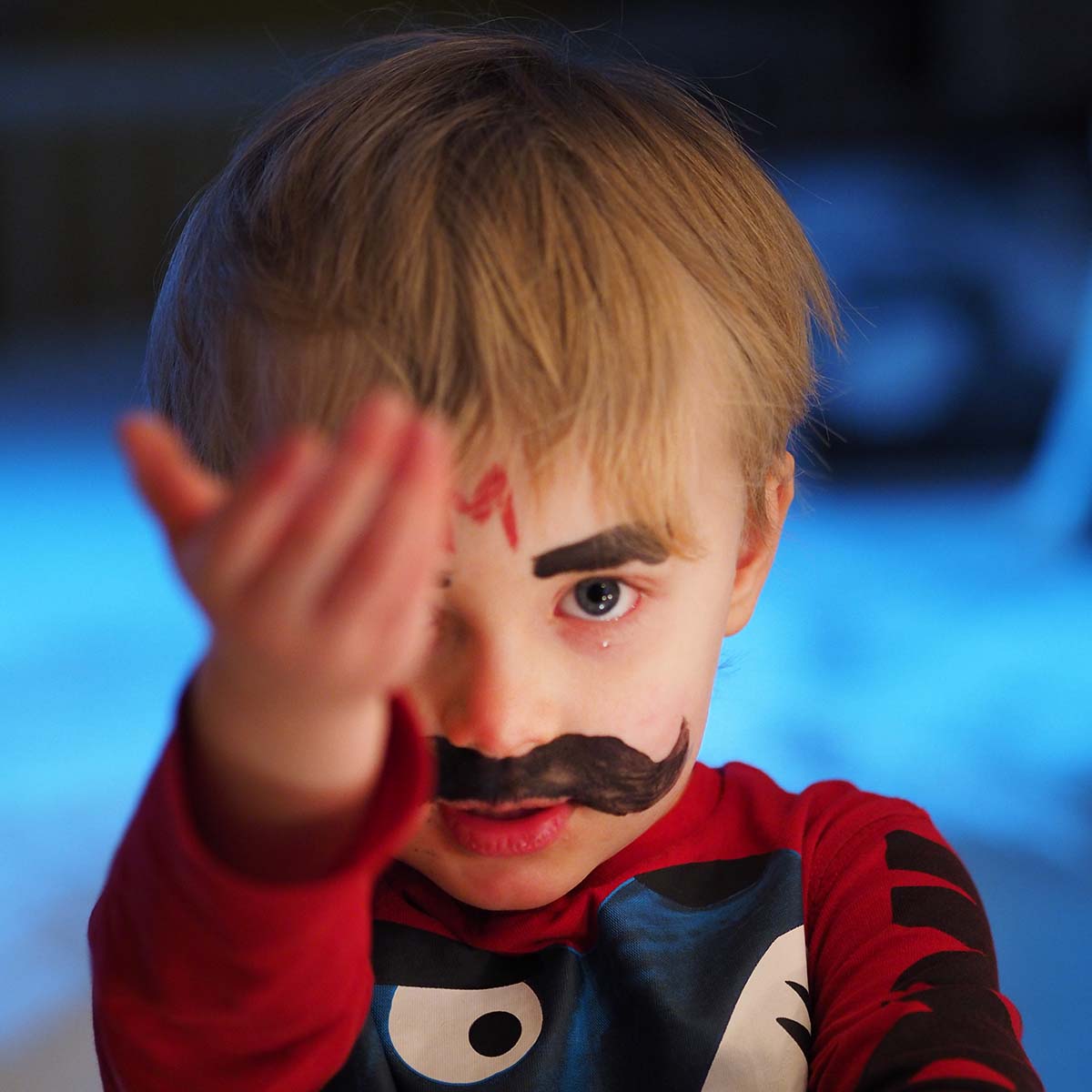 Folke, ansiktsmålad som Super Mario