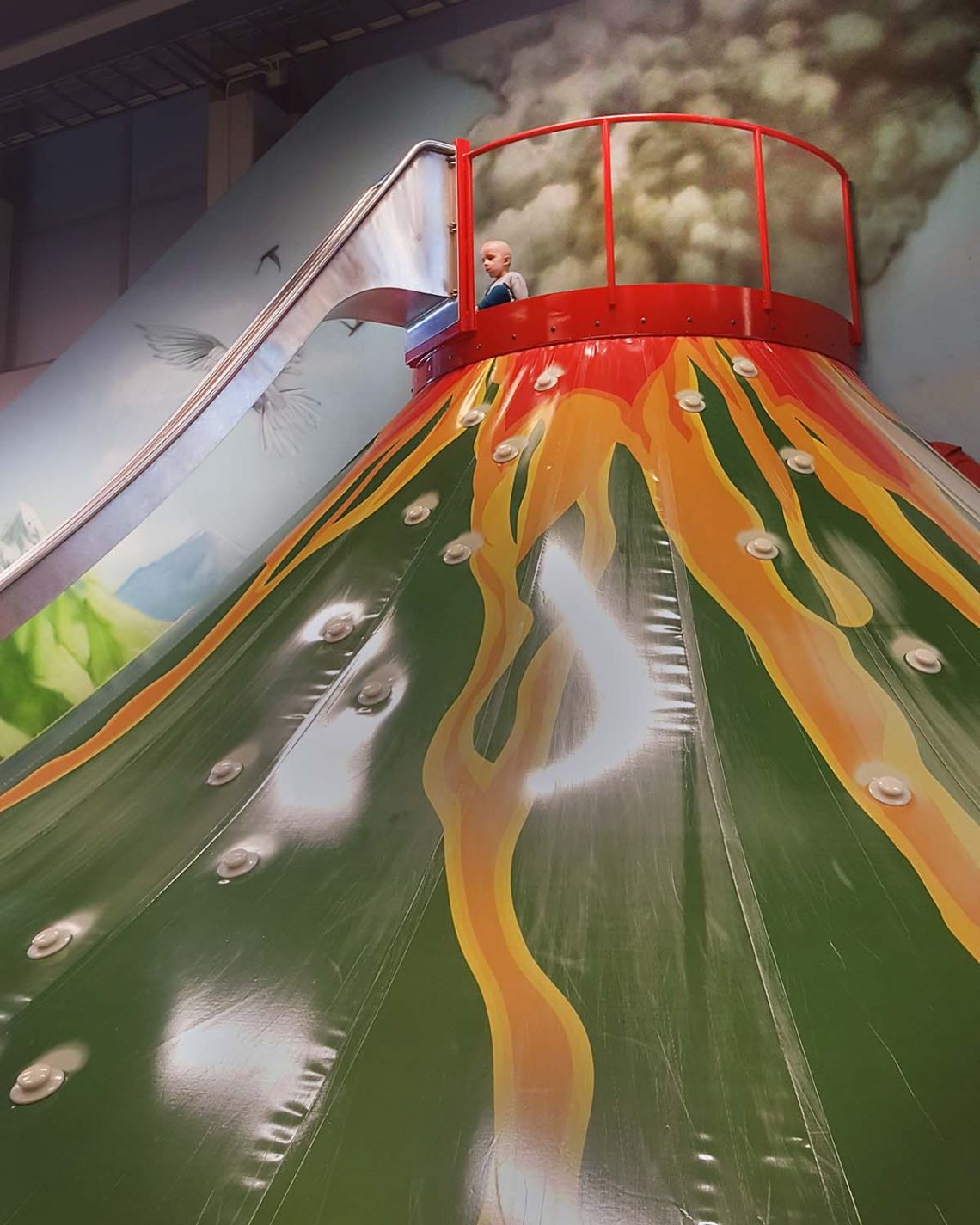 Elis är högst uppe på leklandets vulkan och vågar inte åka ner