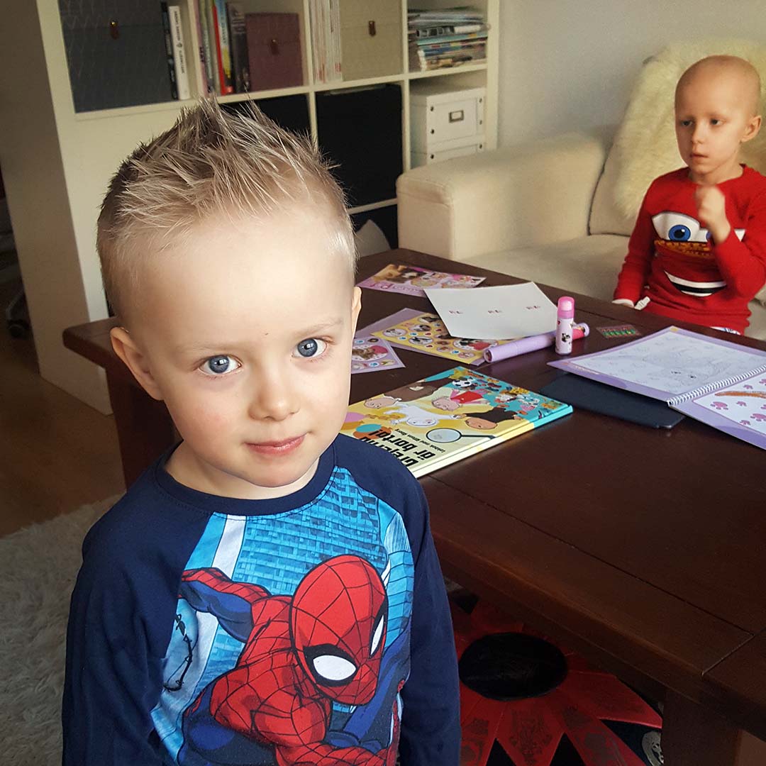 Folke nyklippt med Elis i bakgrunden.