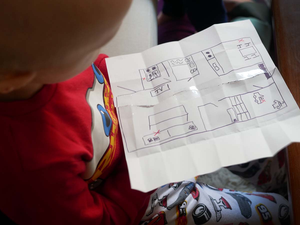 Elis tittar på skattkartan från påskäggen