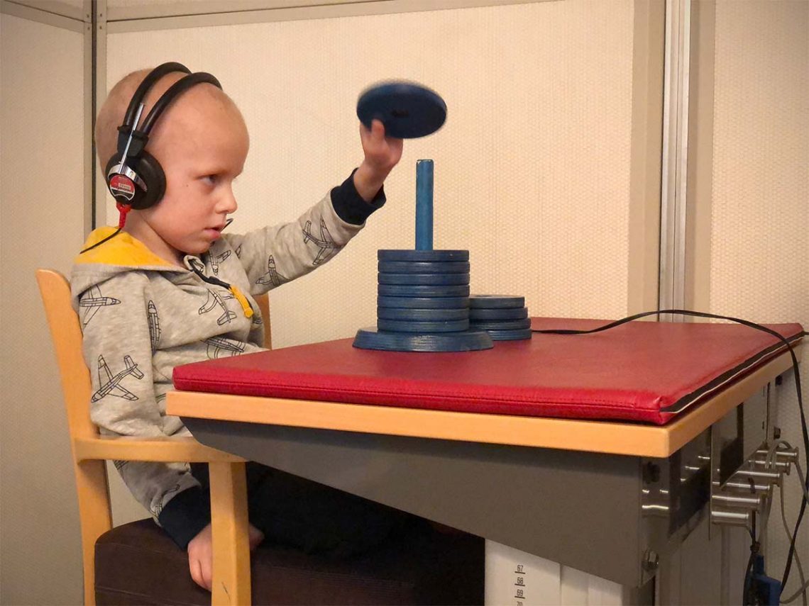 Elis gör hörseltest hos audionomen