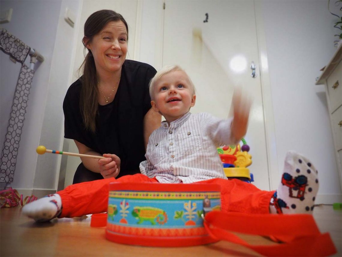 Elis fyller 2 år och slår på en trumma han fått