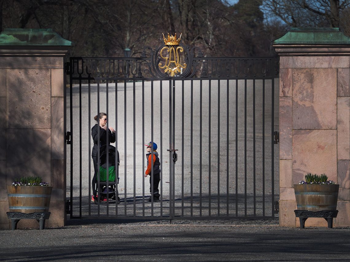 Mamma och Elis innanför grindarna till Ulriksdals slott