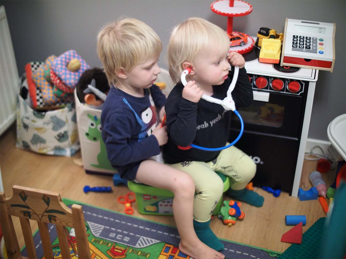 Elis och Folke leker, december 2016