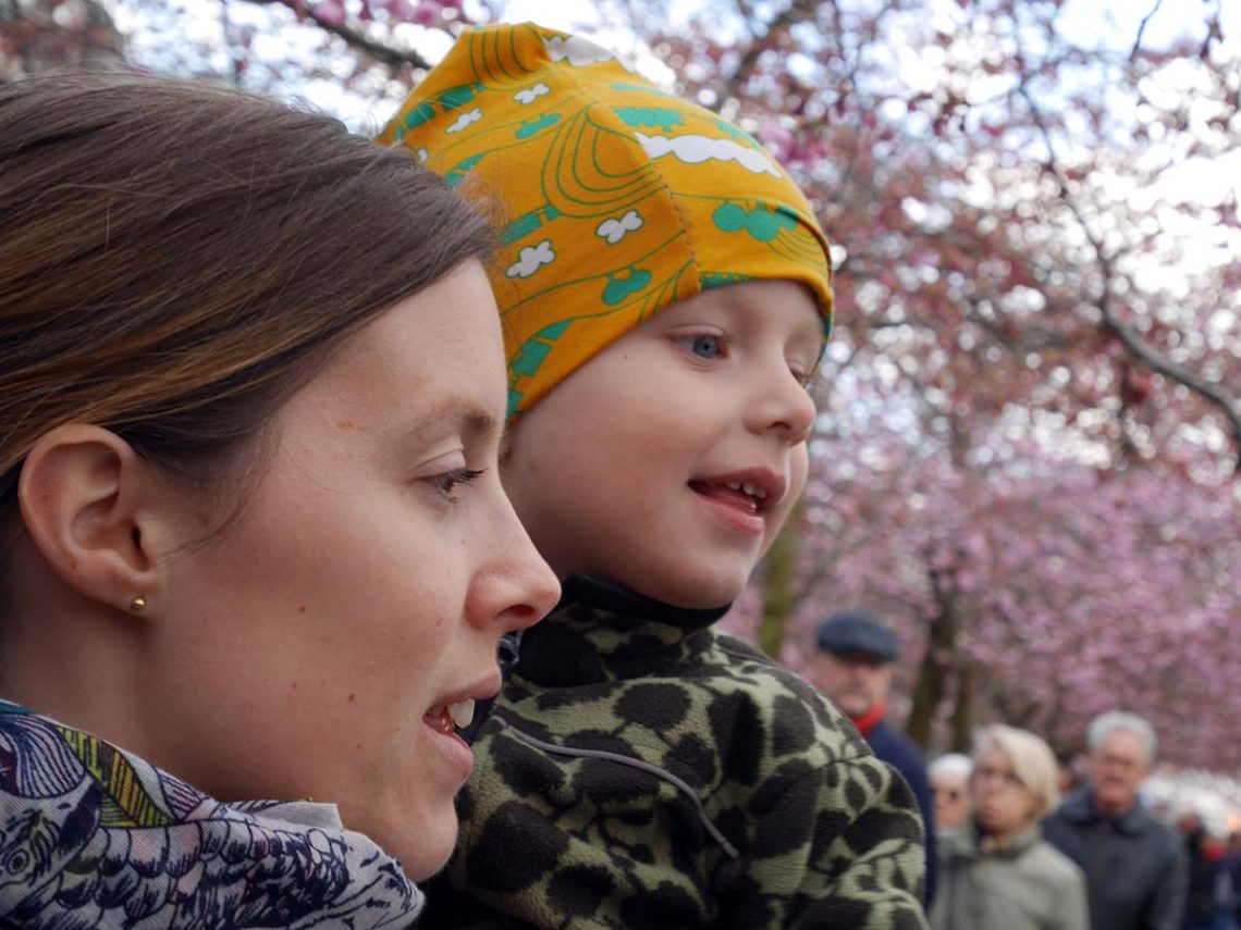Elis och mamma i Kungsträdgården, 17 april 2016