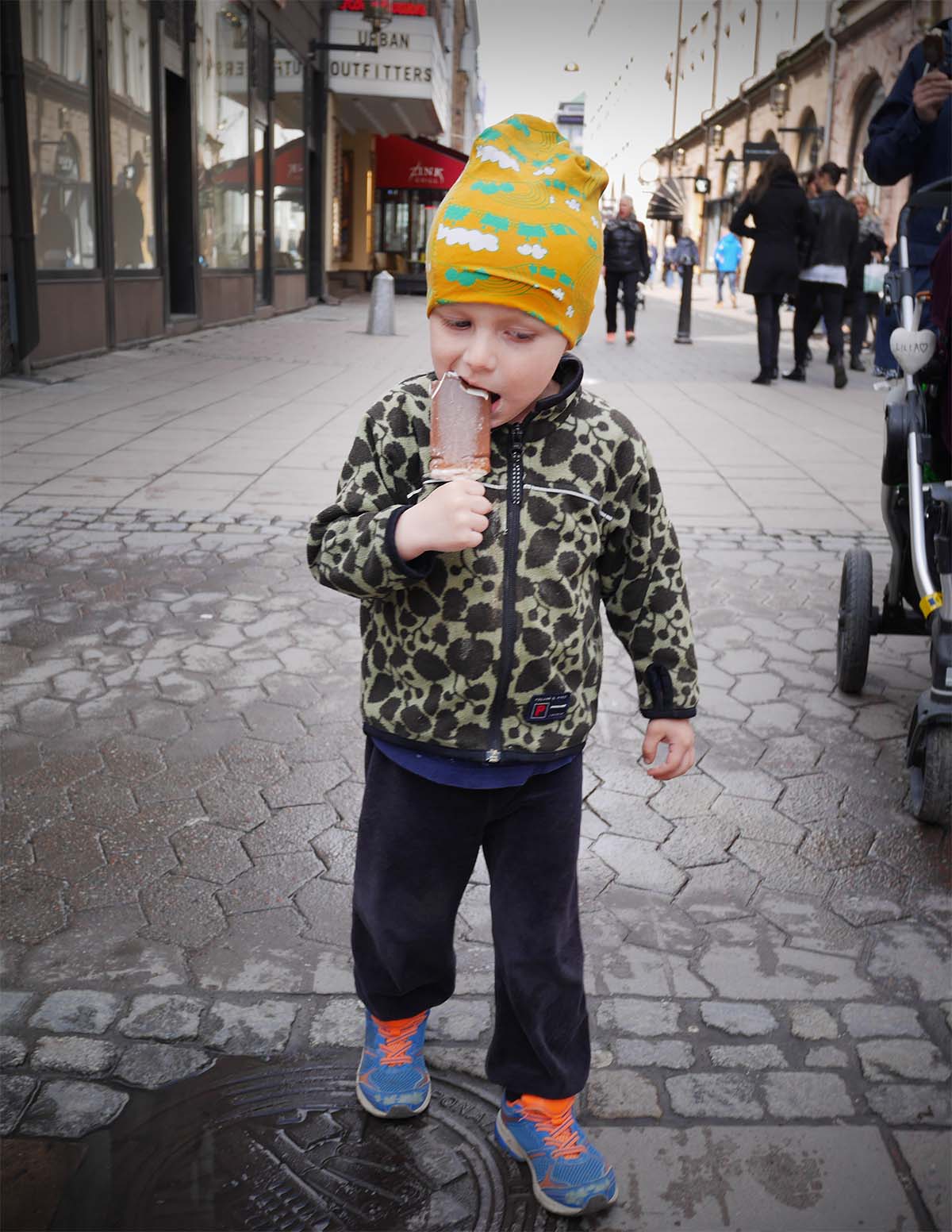 Elis äter glass på Biblioteksgatan, 17 april 2016