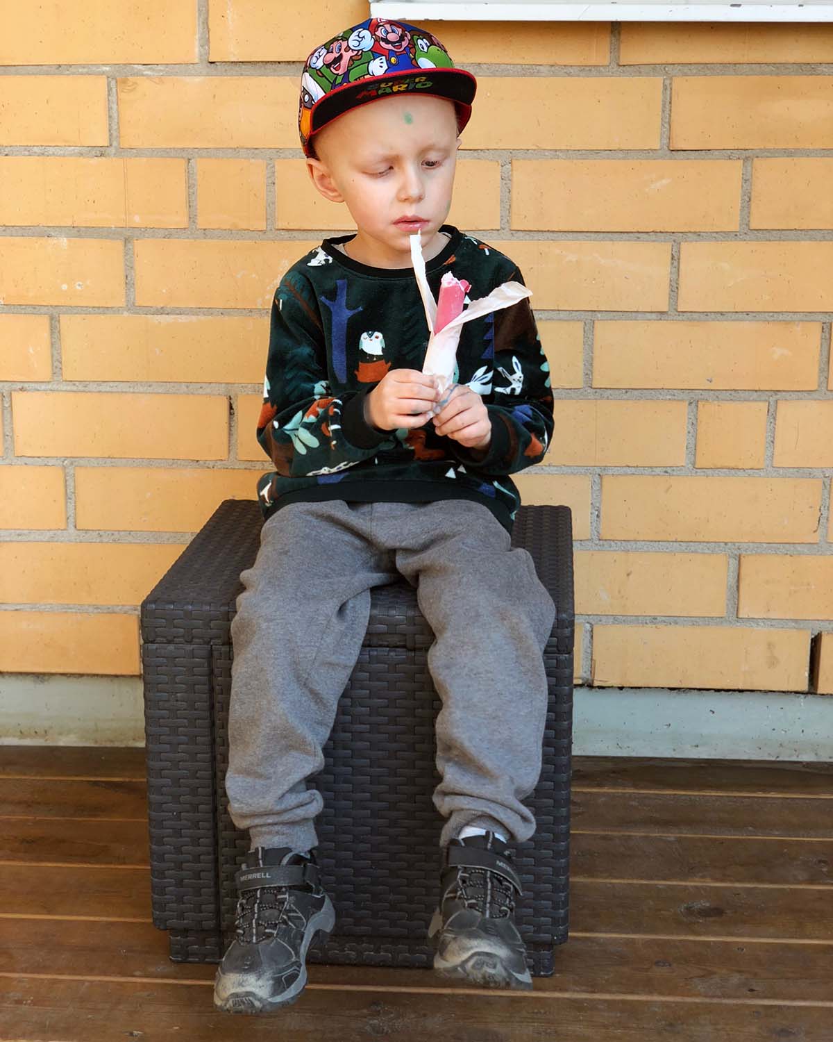 Elis äter glass på uteplatsen hemma