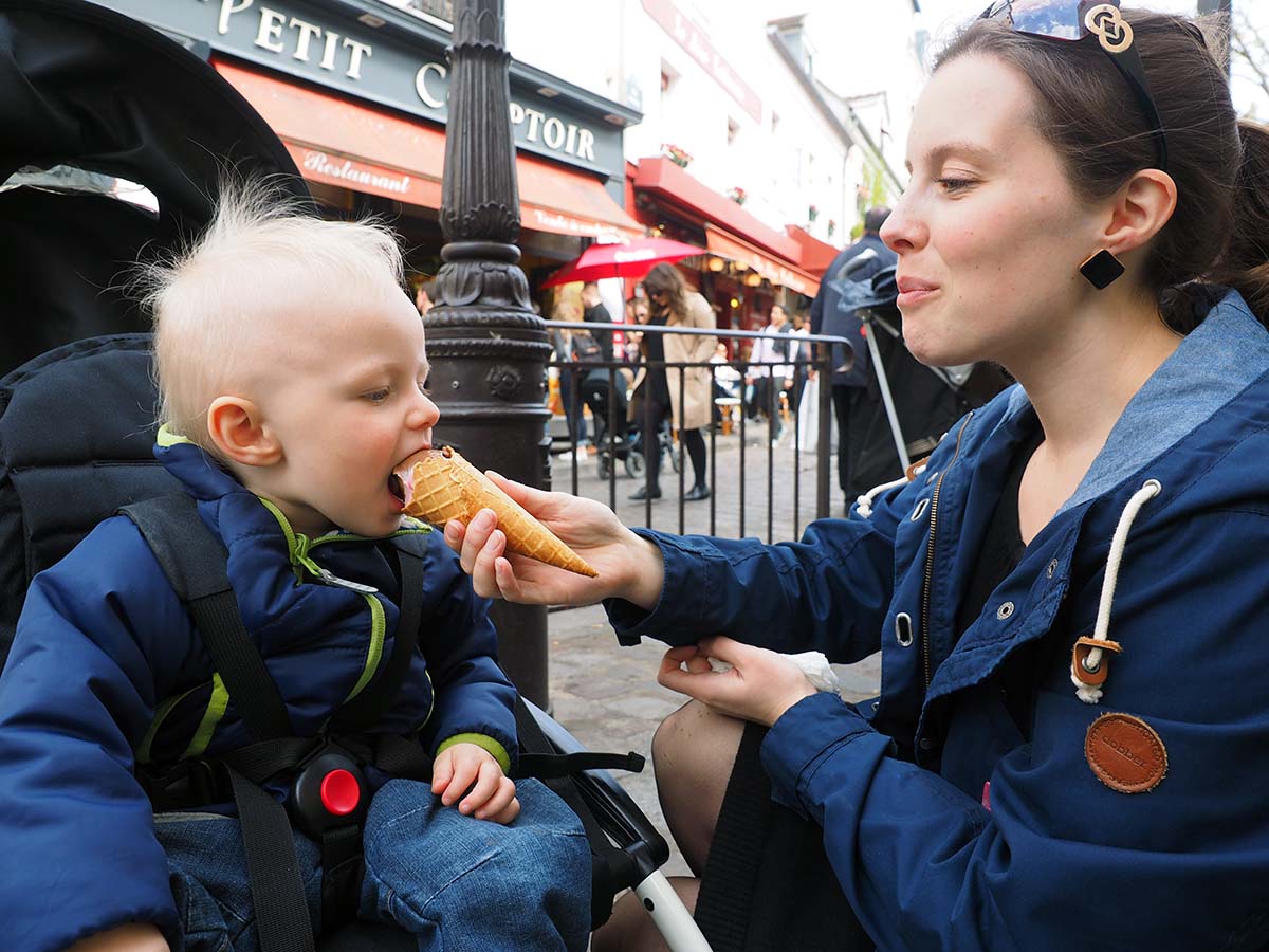 Elis får glass på Montmartre, april 2014