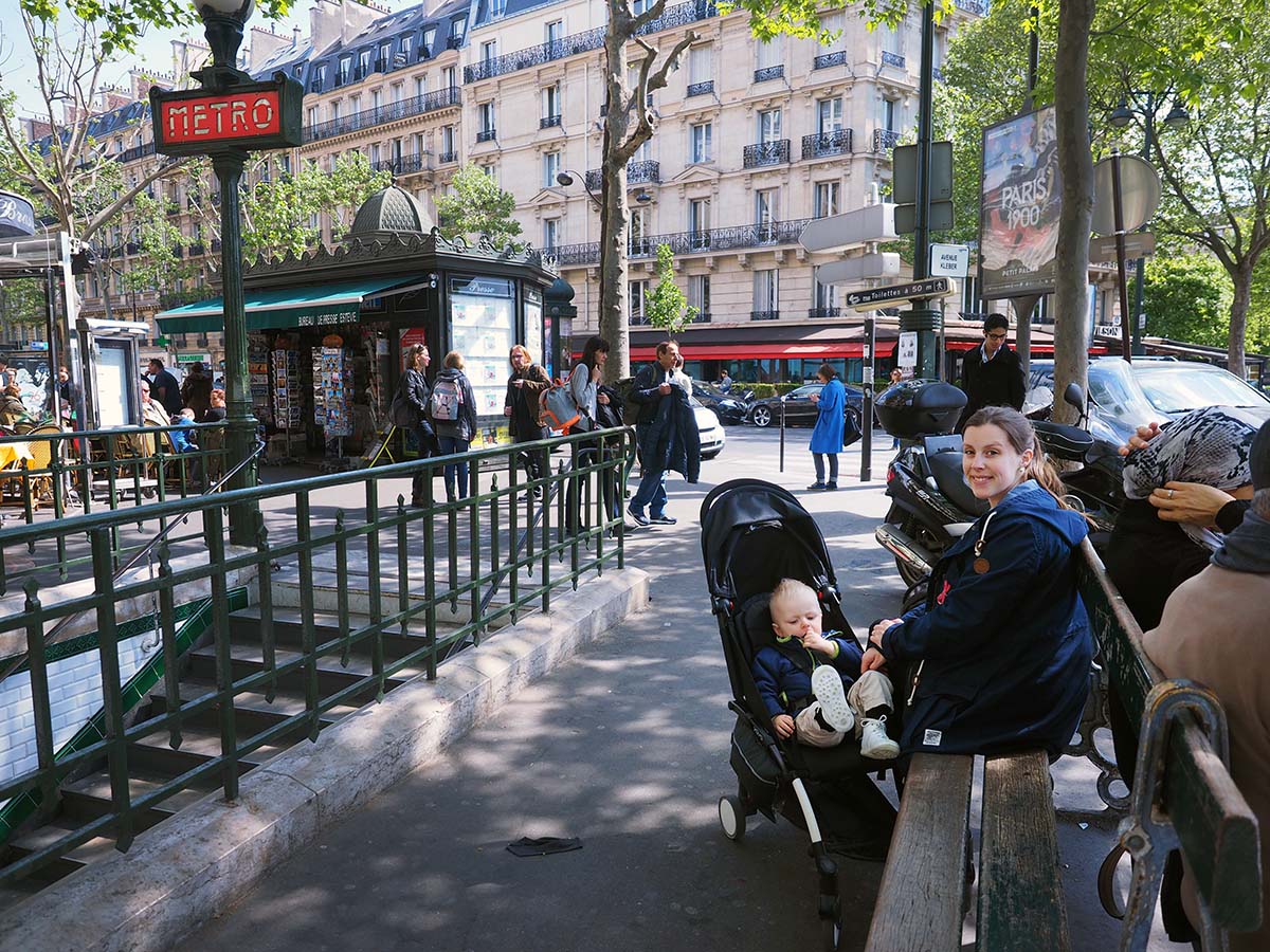 Elis och mamma vid metrostation i Paris, 2014