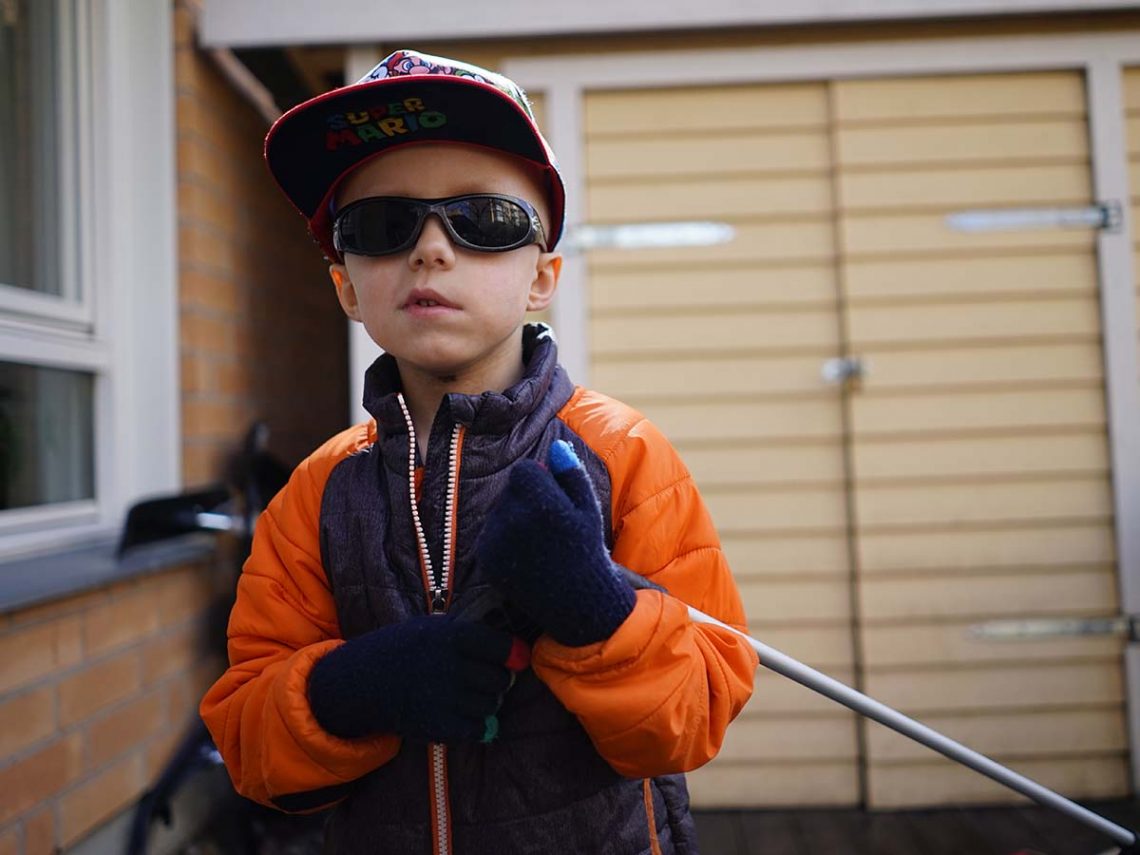 Elis i solglasögon på uteplatsen