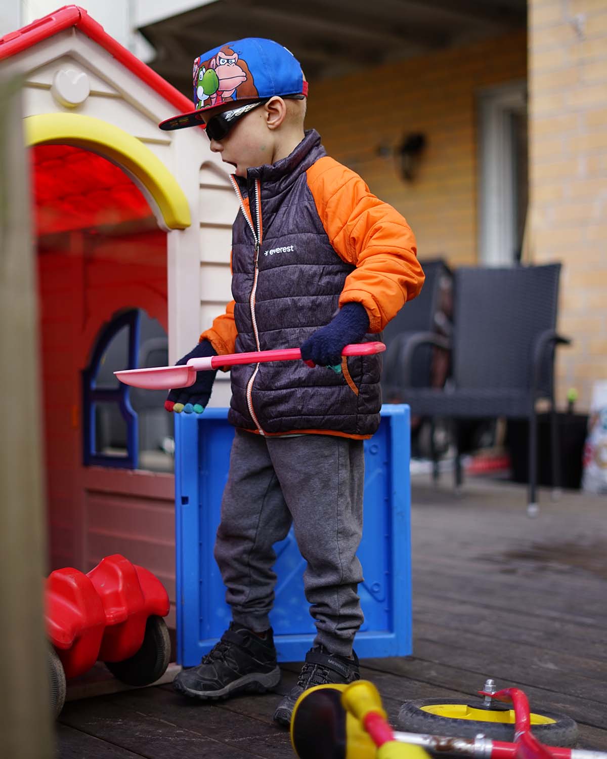 Elis leker med en spade på uteplatsen