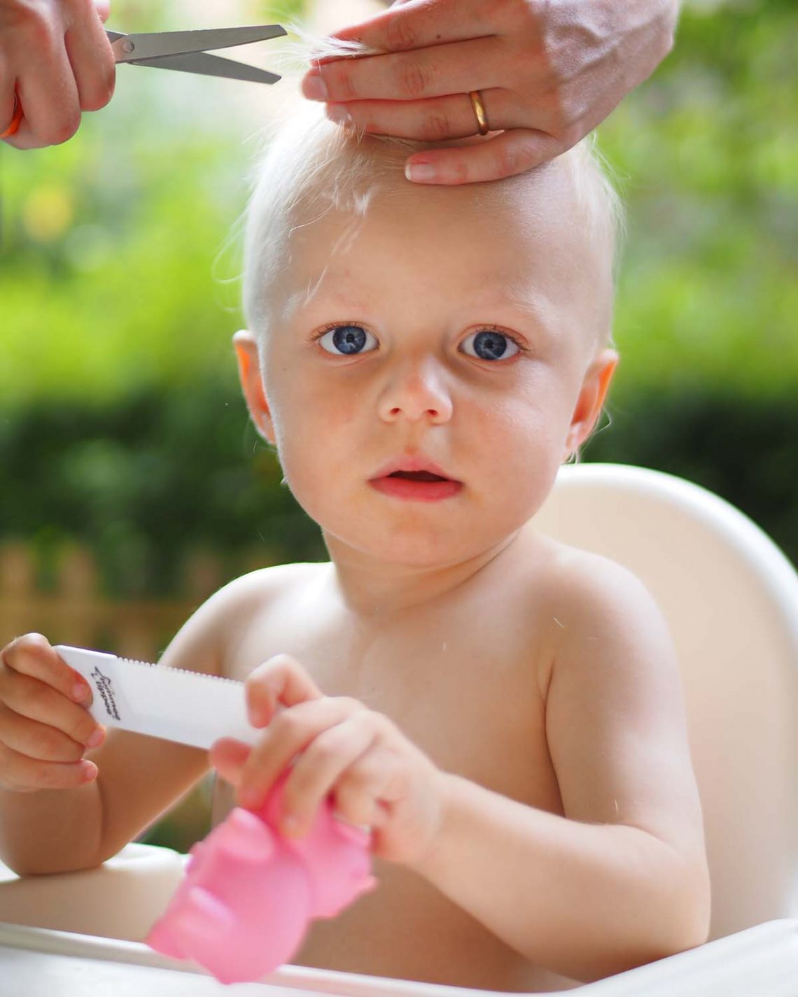 Elis blir klippt på uteplatsen hemma, sommaren 2014