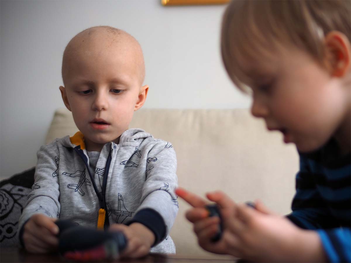 Elis och Folke leker i tv-soffan