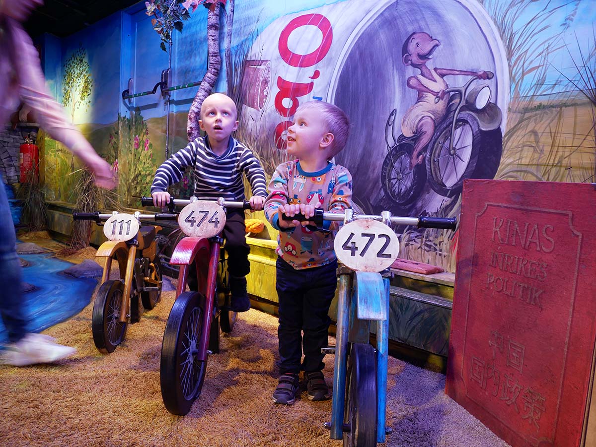 Elis och Folke på motorcyklar på Junibacken