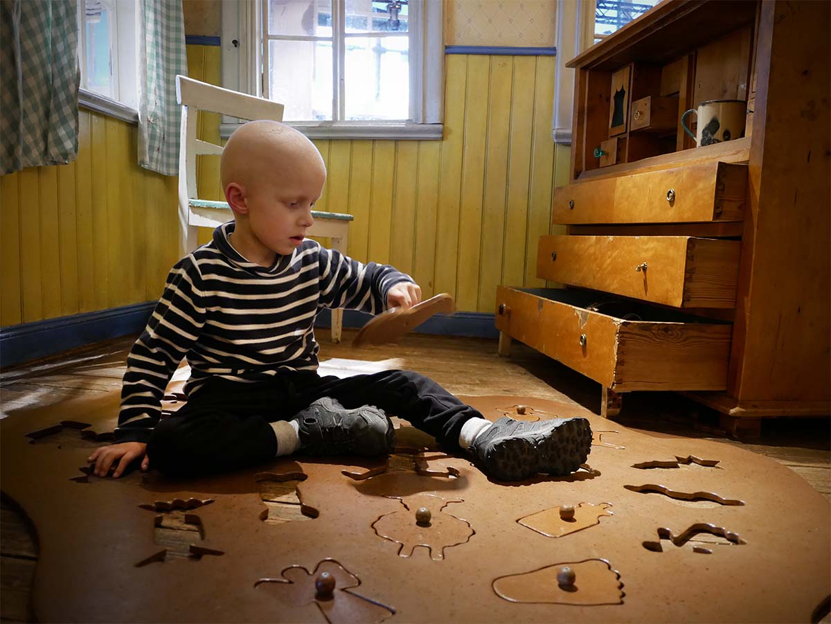 Elis testar att baka pepparkakor på golvet à la Pippi