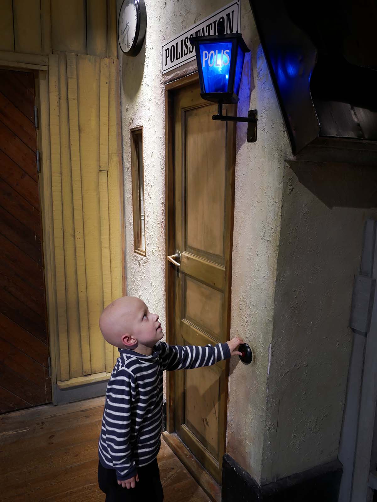 Elis tänder och släcker polisstationens lampa