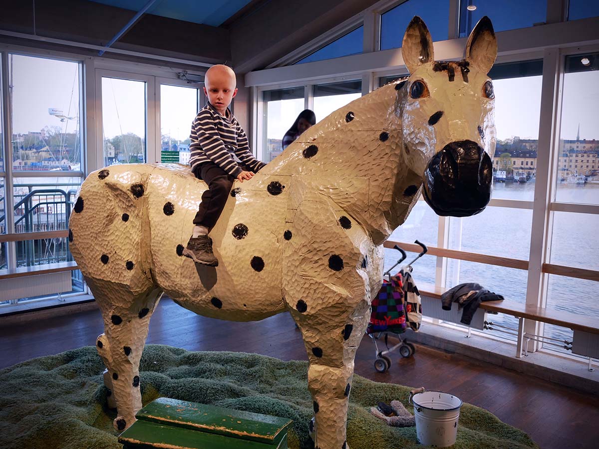 Elis på Pippis häst "Lilla Gubben"