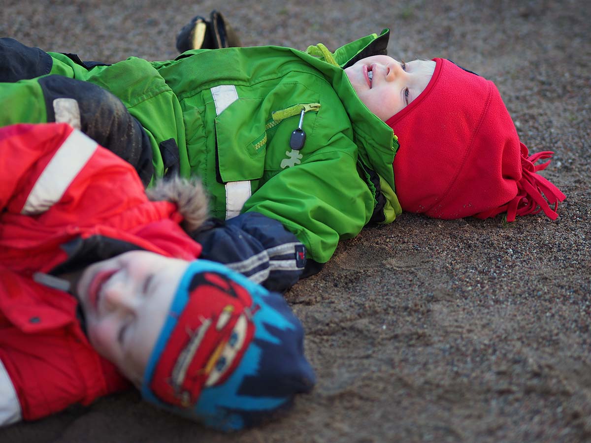 Elis och Folke pustar ut efter skärmytsling, november 206