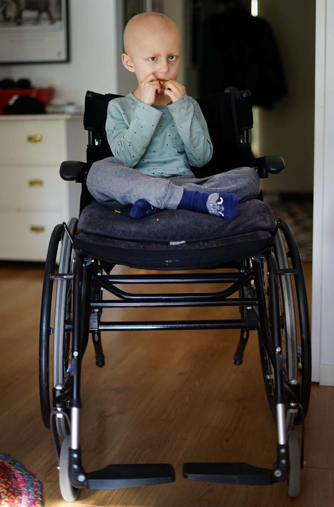 Elis provsitter morfars rullstol