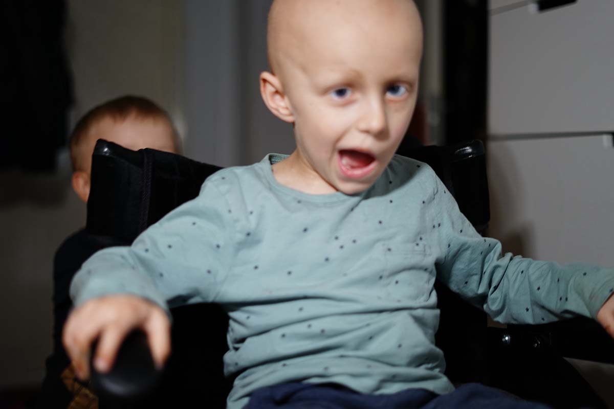 Folke och Elis leker med morfars rullstol