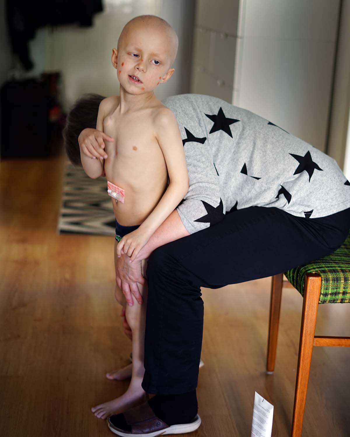 Mormor smörjer in Elis med solskyddscrème