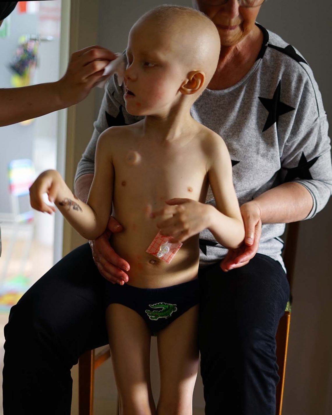 Mamma gnider Elis ansikte efter att han målat sig med tuschpenna