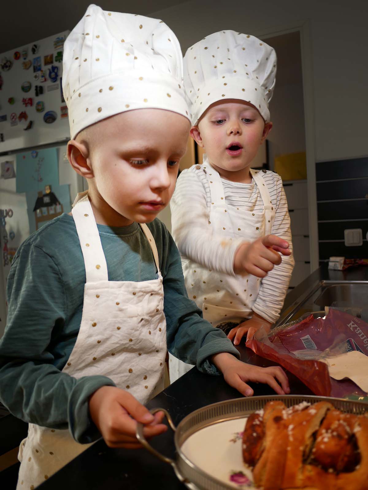 Elis och Folke fixar födelsedagsfika åt morfar