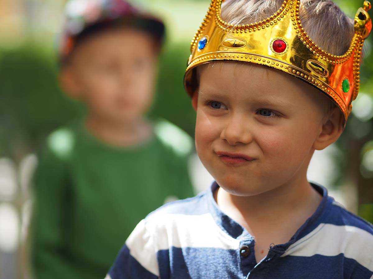 Elis, i bakgrunden, och Folke med nyköpt krona