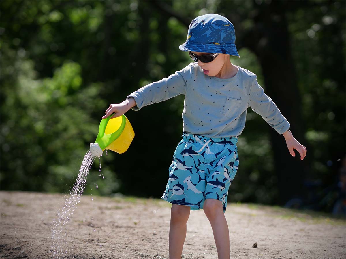 Elis med vattenkannan vid Kaninholmens badplats