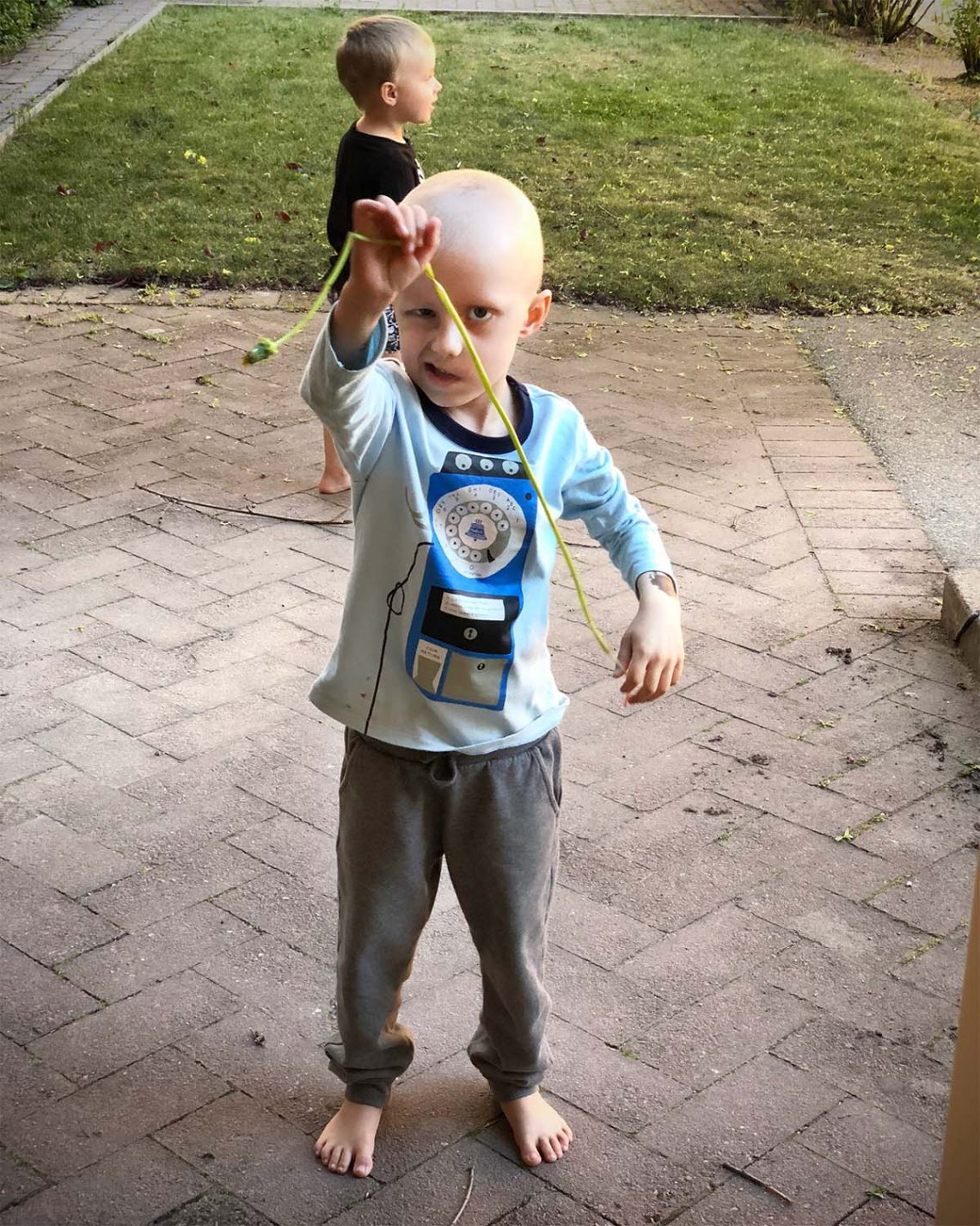 Elis har hittat en extra lång maskros