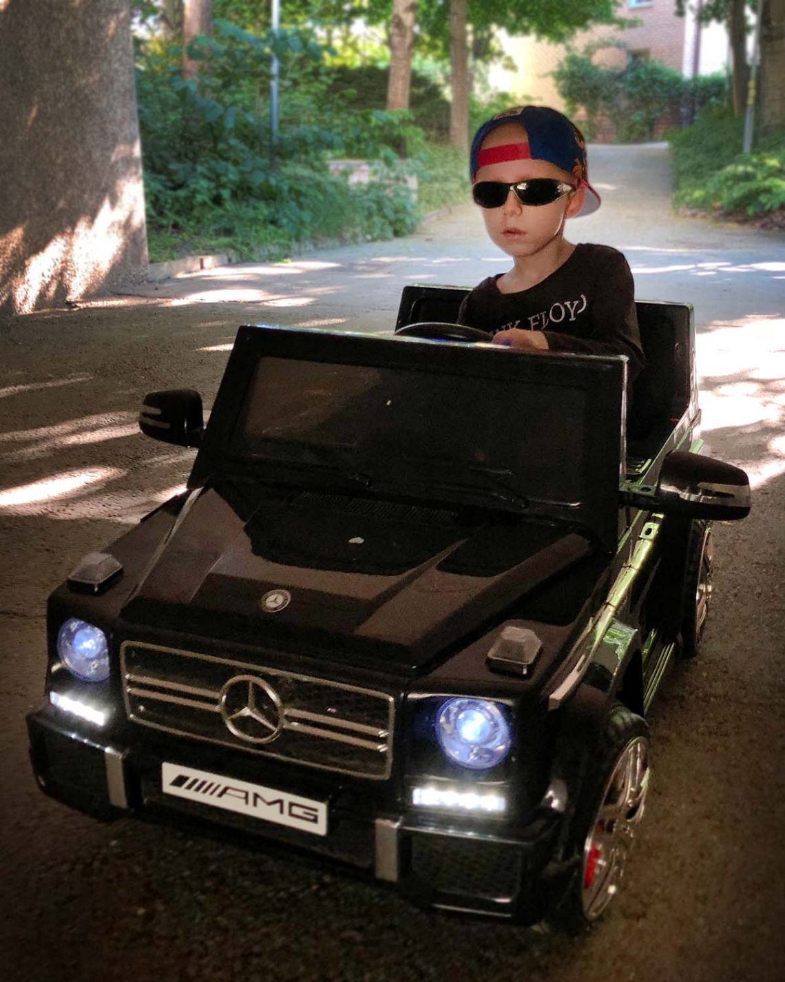 Elis i sin elektriska Mercedes