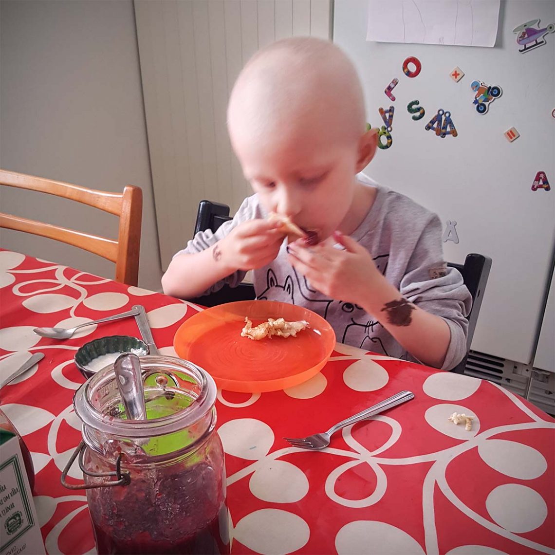 Elis äter pannkaka vid köksbordet med ovanligt god aptit