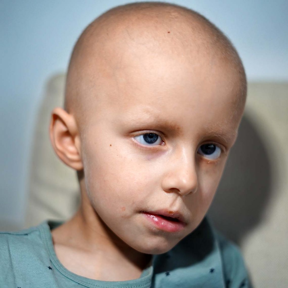 Elis i närbild, hemma i soffan