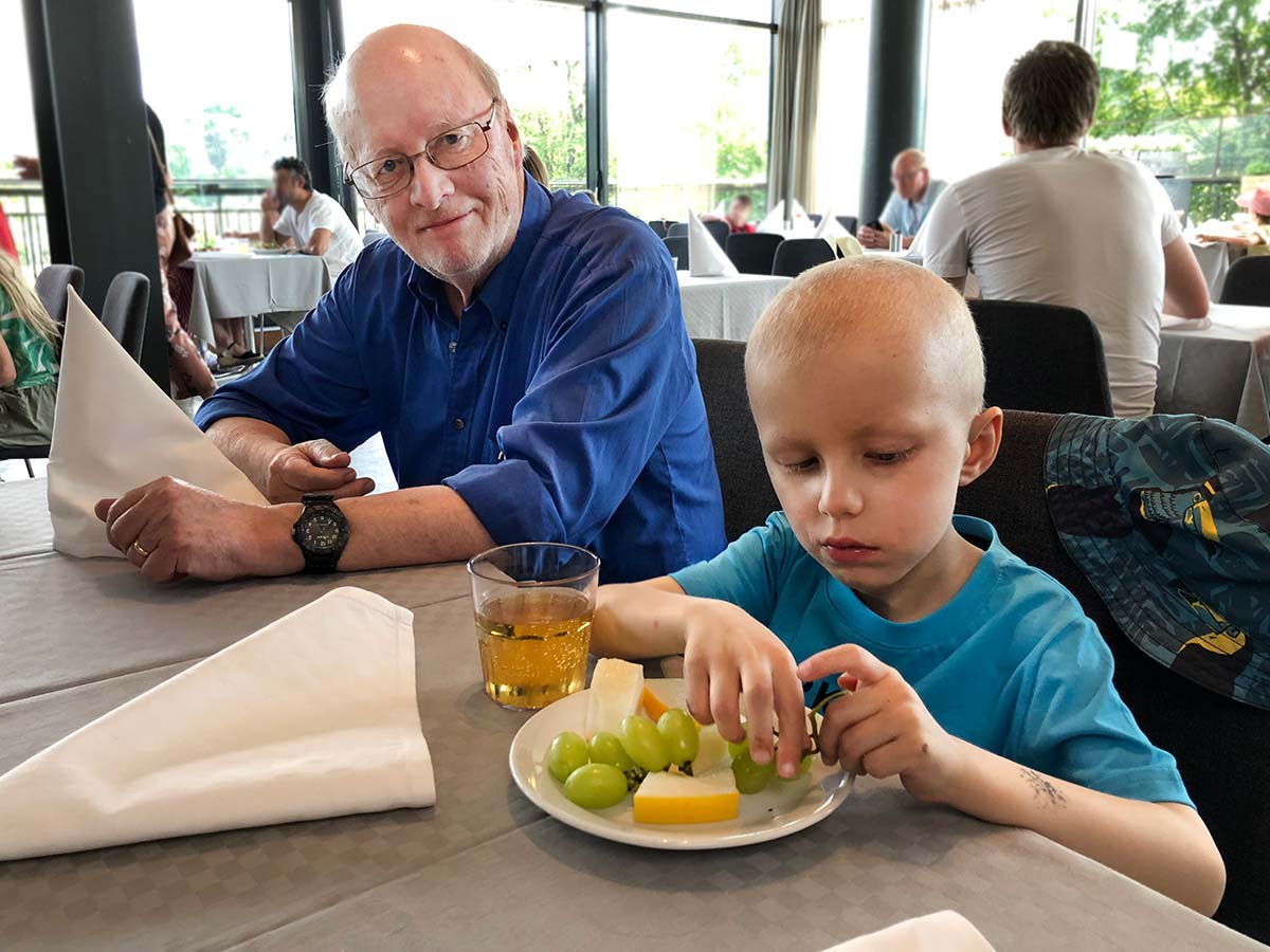 Farfar och Elis äter på Haga Forum