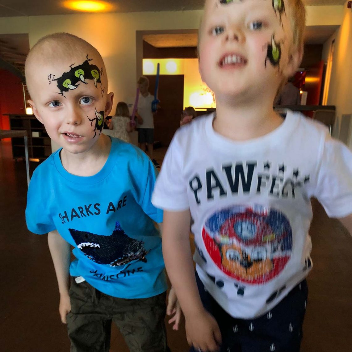 Elis och Folke med nya läskiga ansiktsmålningar