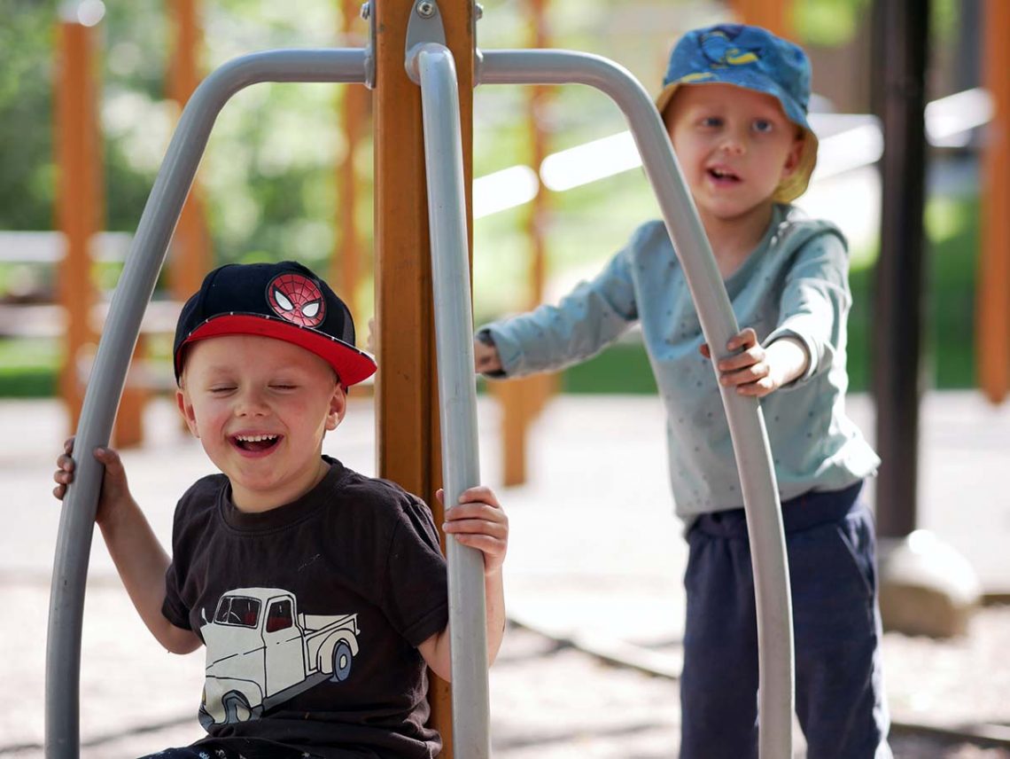 Folke och Elis på en lekplats hemma
