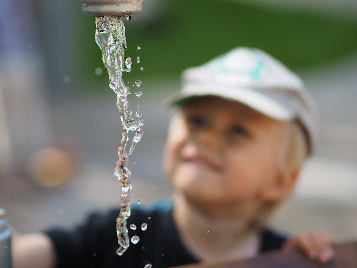 Vatten rinner ur en kran på lekplatsen i Mariebergsskogen