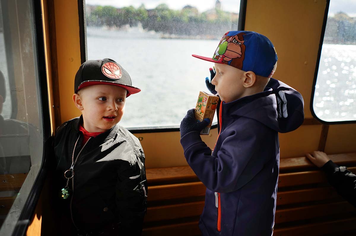 Folke och Elis på Djurgårdsfärjan från Gröna Lund