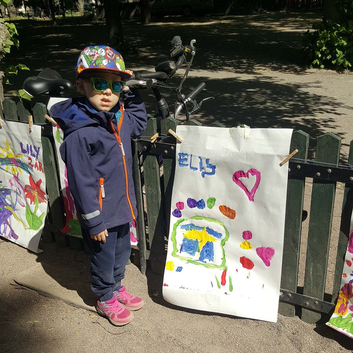 Elis i Humlegården, med sin nationaldagsmålning på tork