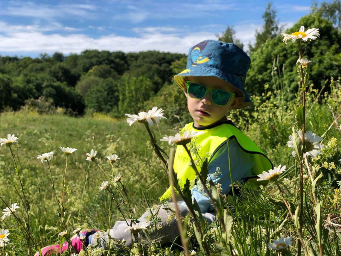 Elis med förskolan uppe på en kulle
