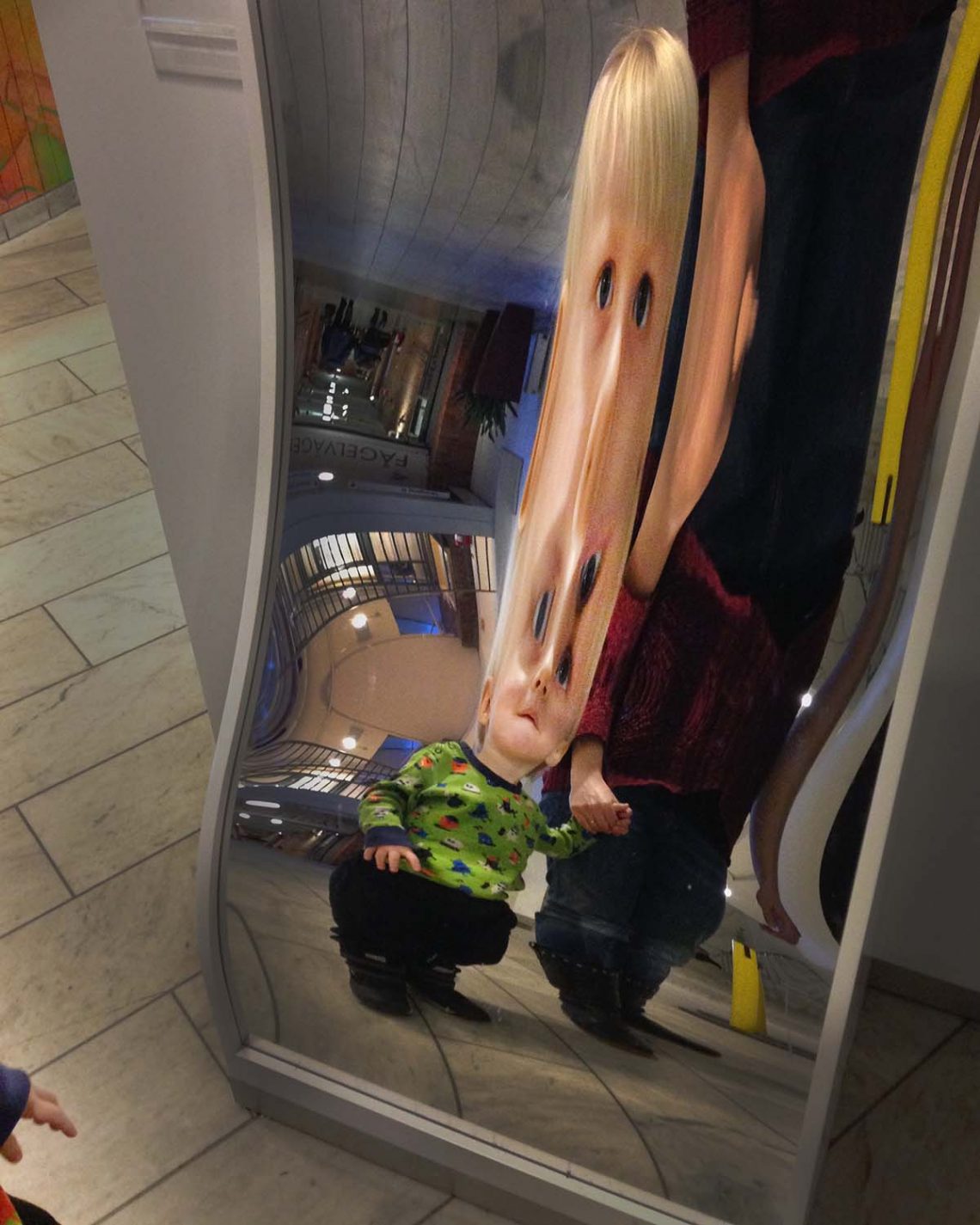 Elis ser sig i en skrattspegel på Astrid Lindgrens barnsjukhus, januari 2015