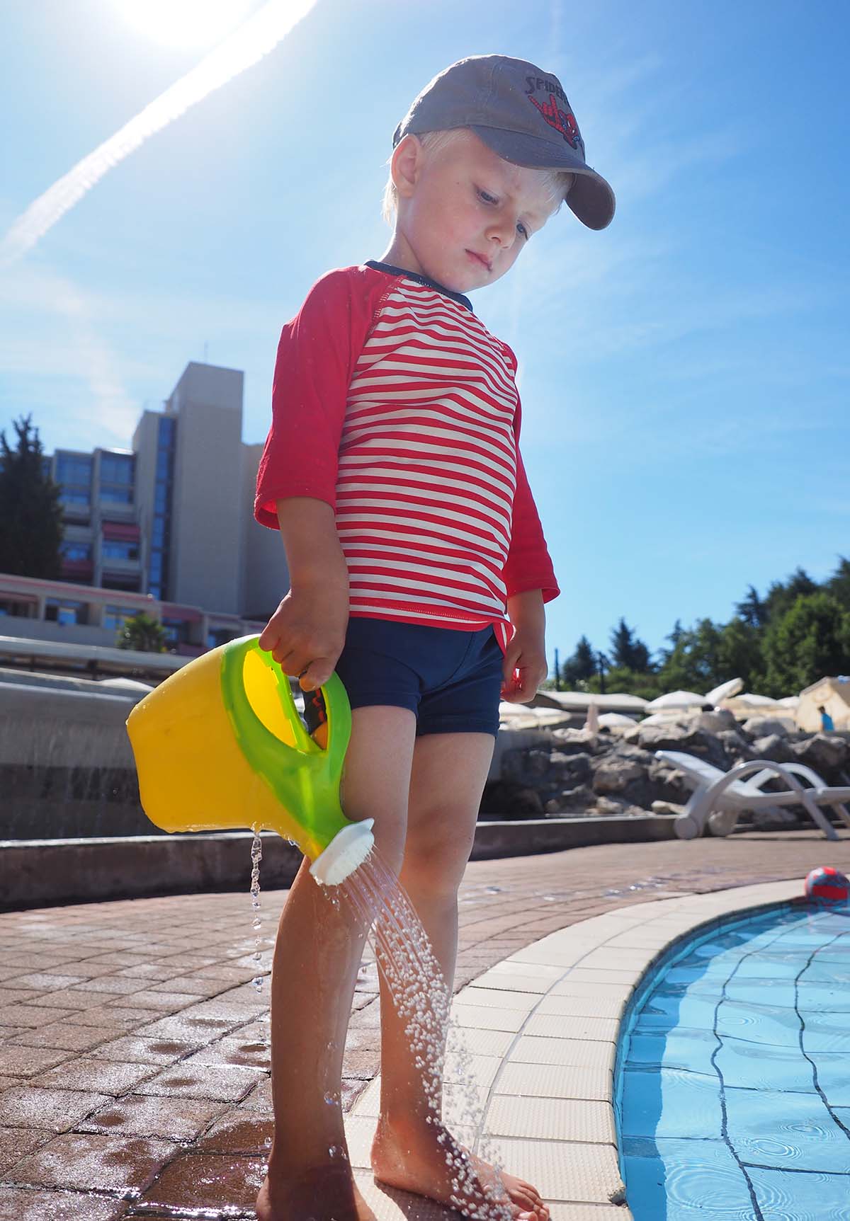 Elis med sin vattenkanna vid poolen i Kroatien