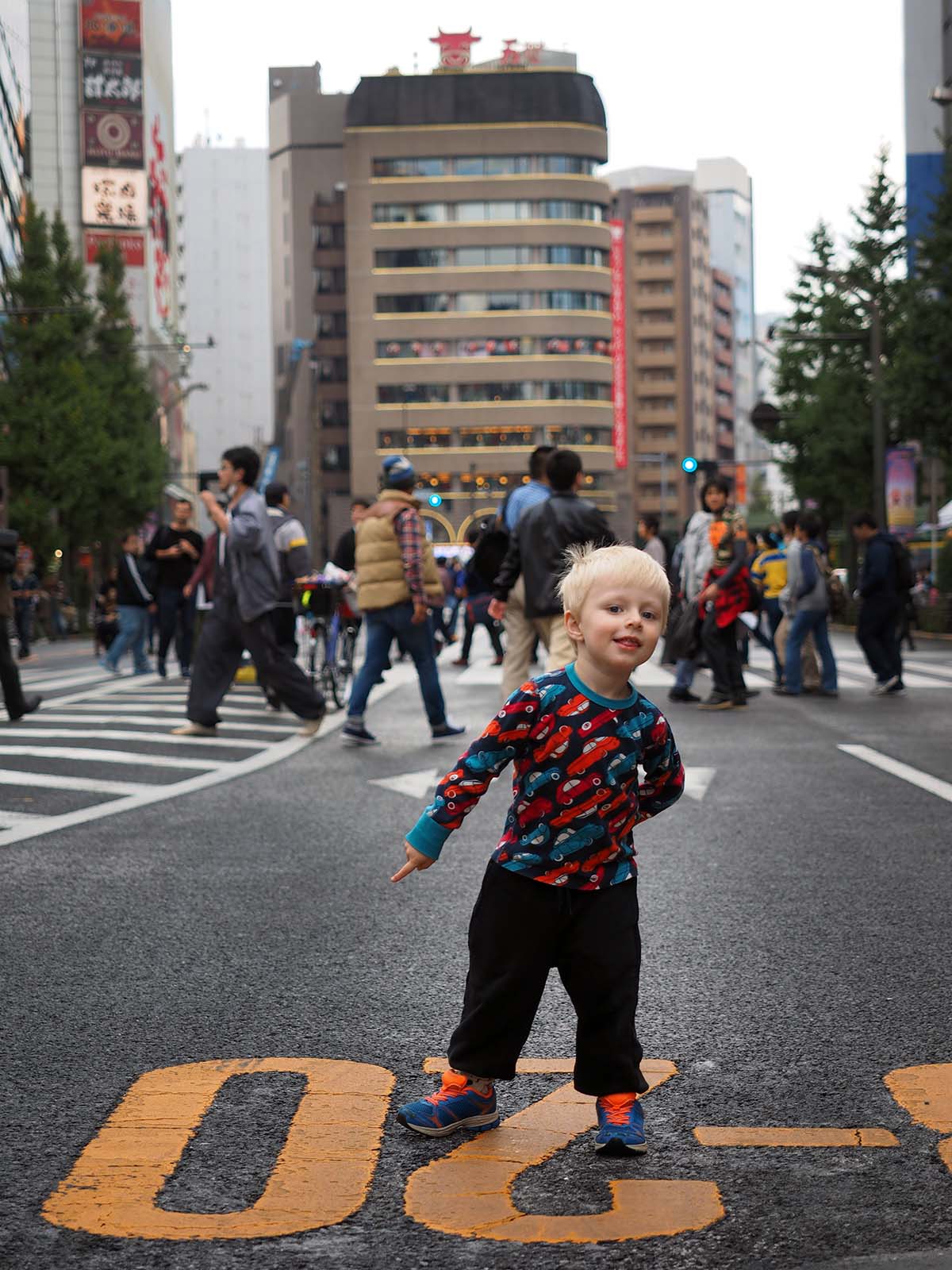 Elis på en gata i Akihabara, Tokyo, november 2015