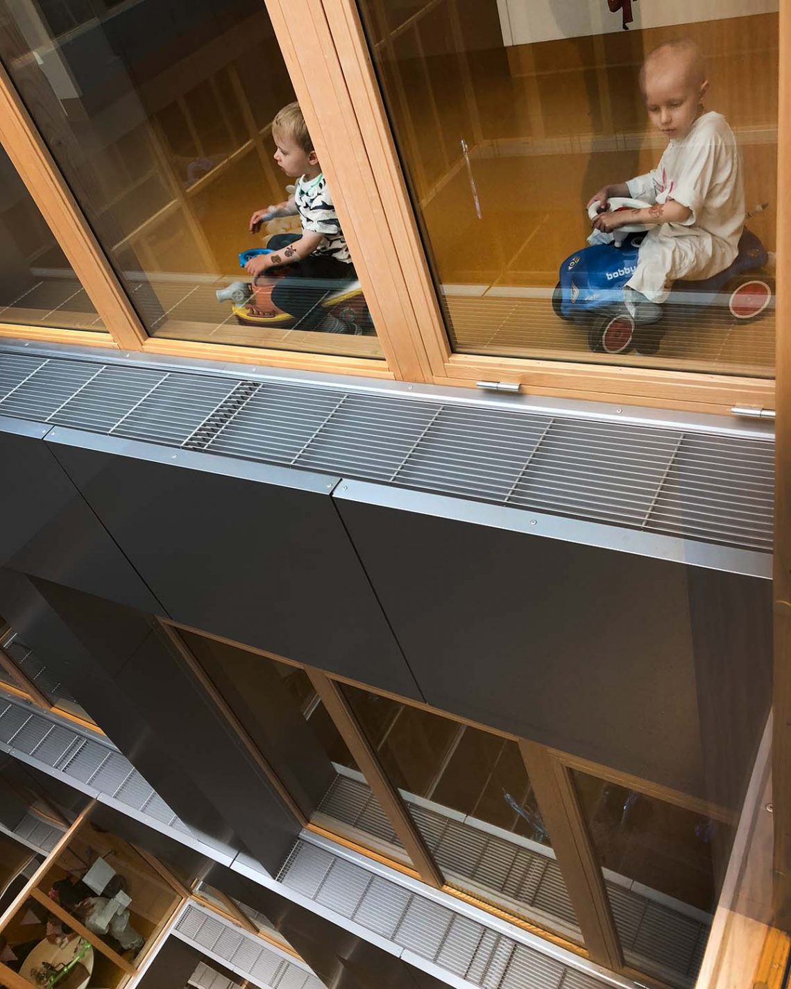 Folke och Elis leker på våning 12, vid atriumet